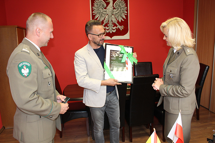 Ilustracja do informacji: Starosta Żarski odznaczony przez Komendanta Nadodrzańskiego Oddziału Straży Granicznej