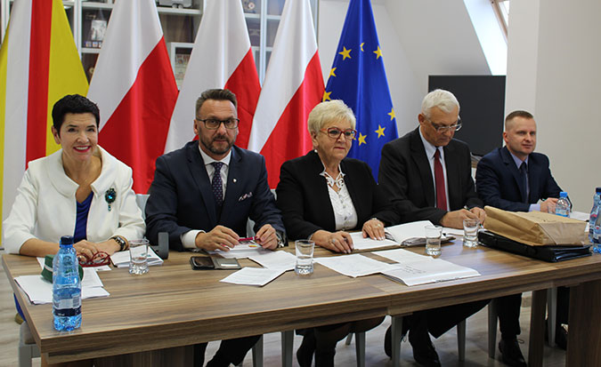 Ilustracja do informacji: Ostatnia sesja V kadencji Rady Powiatu Żarskiego