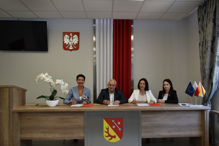 Ilustracja do informacji: Umowa na „Termomodernizację budynku Zespołu Szkół Ekonomicznych w Żarach” podpisana!