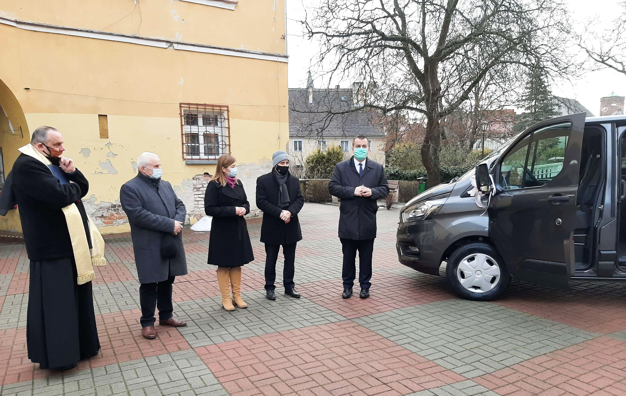Ilustracja do informacji: Przekazanie nowego samochodu dla Domu Pomocy Społecznej w Lubsku.