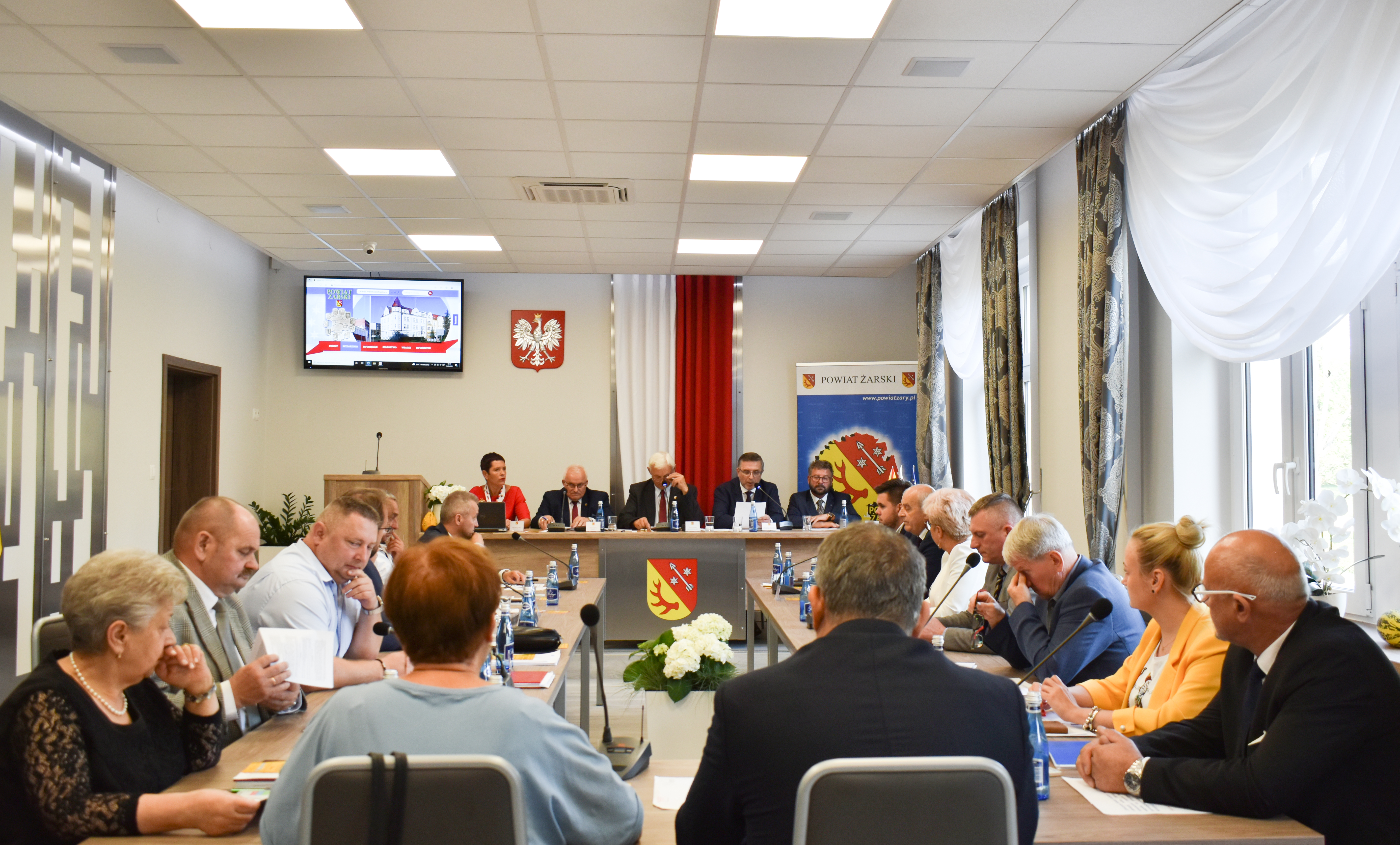 Ilustracja do informacji: Nadzwyczajna sesja Rady Powiatu Żarskiego